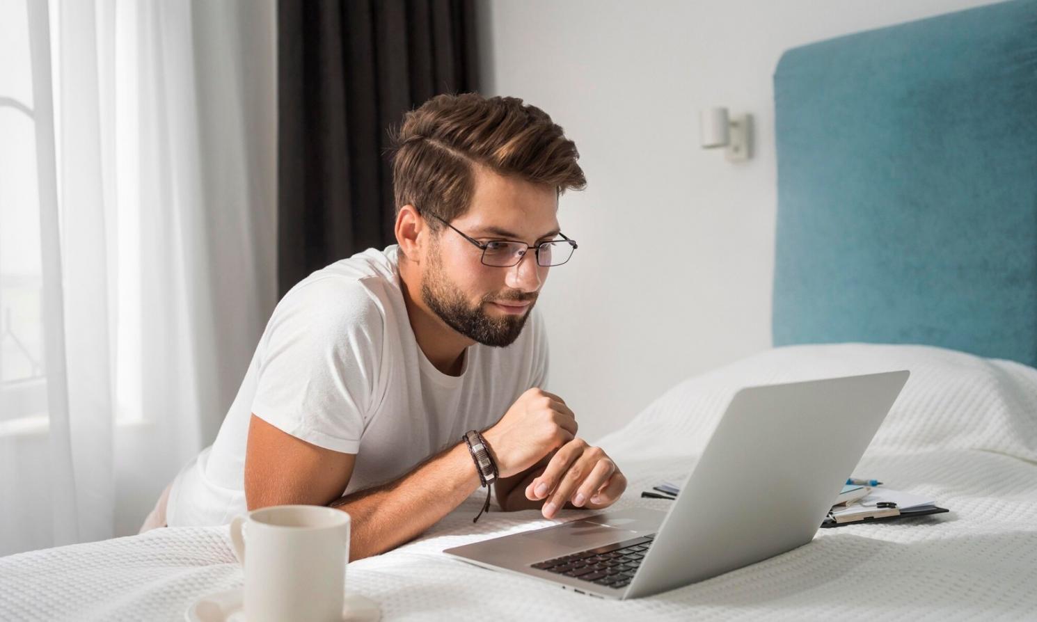 Finanzanalyse Arbeitsplatz mit Dokumenten und Berechnungen