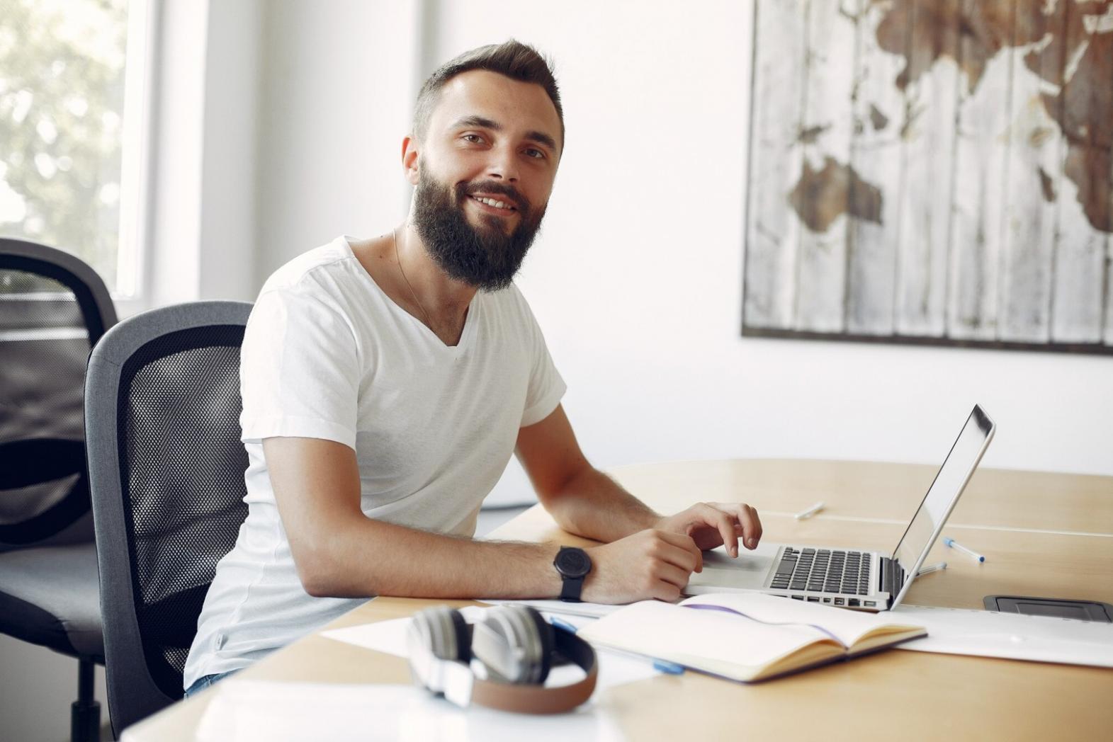 Finanzanalysten bei der Arbeit mit Geschäftsberichten und Kennzahlen