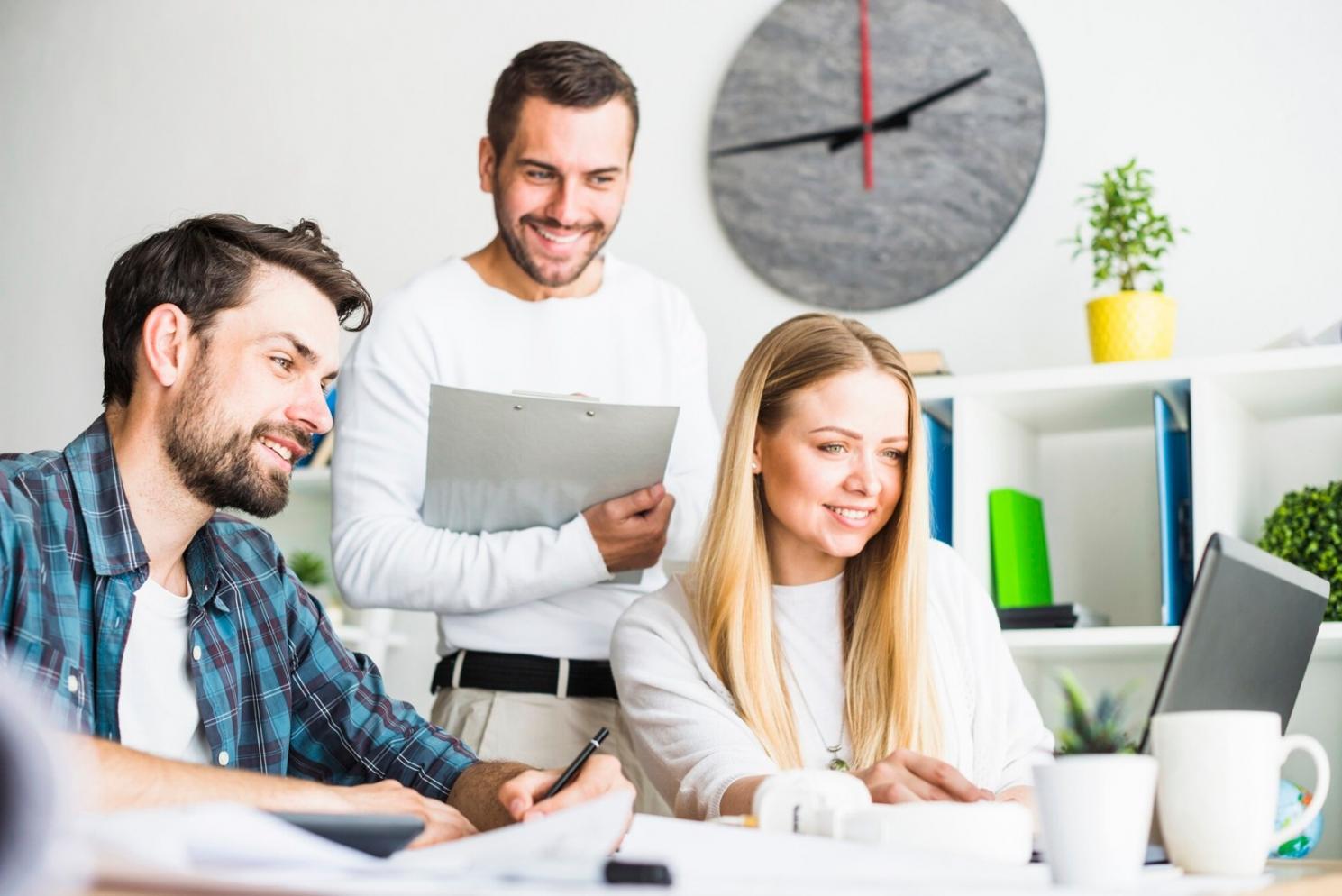 Gründungsgeschichte von rionvethra - Moderne Büroumgebung mit Finanzanalyse-Tools